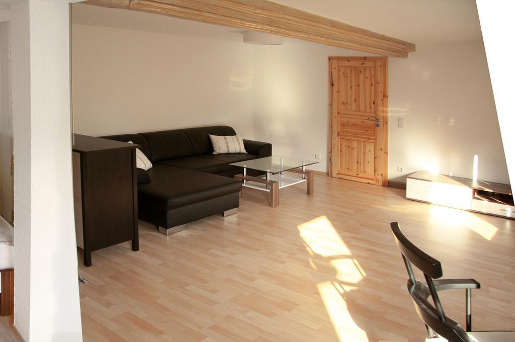 3 Seiten Ferienwohnung Jena Rum bild